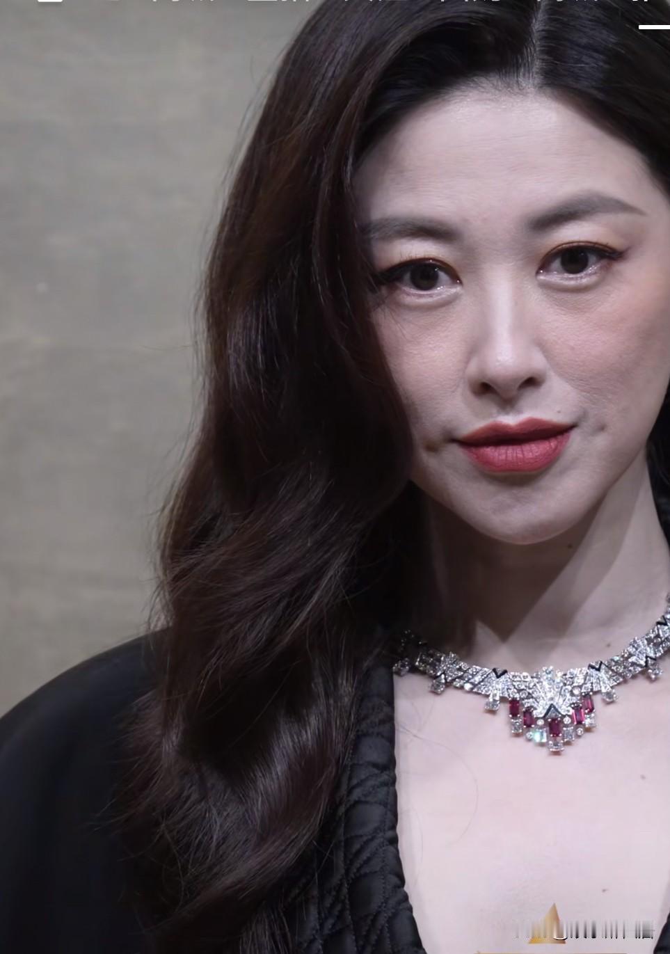 你们发现没朱珠自打生完孩子感觉老了一倍，或许是灯光的问题她的“印第安纹”异