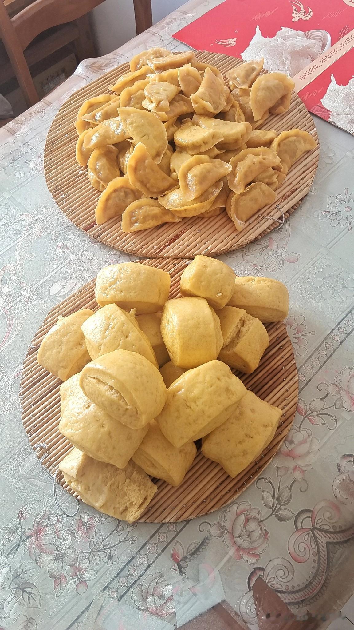 黄灿灿的水饺和馒头不是地瓜面的也不是小米面而是南瓜面的本来我是打算做白