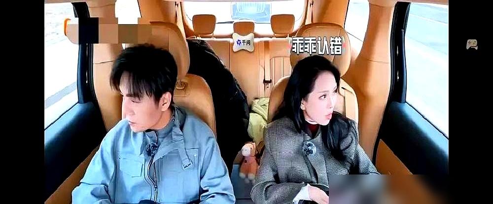 秦昊在车里脸黑得像锅底，换你早吵起来了。伊能静倒好，不哄也不闹，就递了瓶水过去。