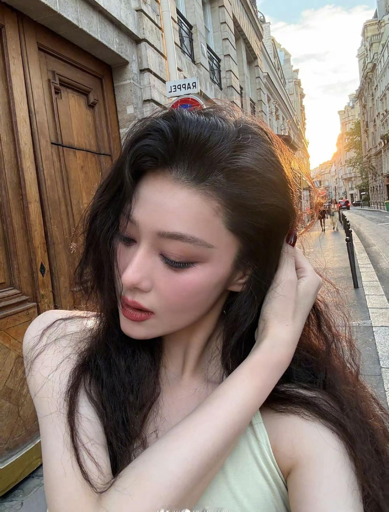 张馨予虽然已经是妈妈了，但仍然颜值担当。