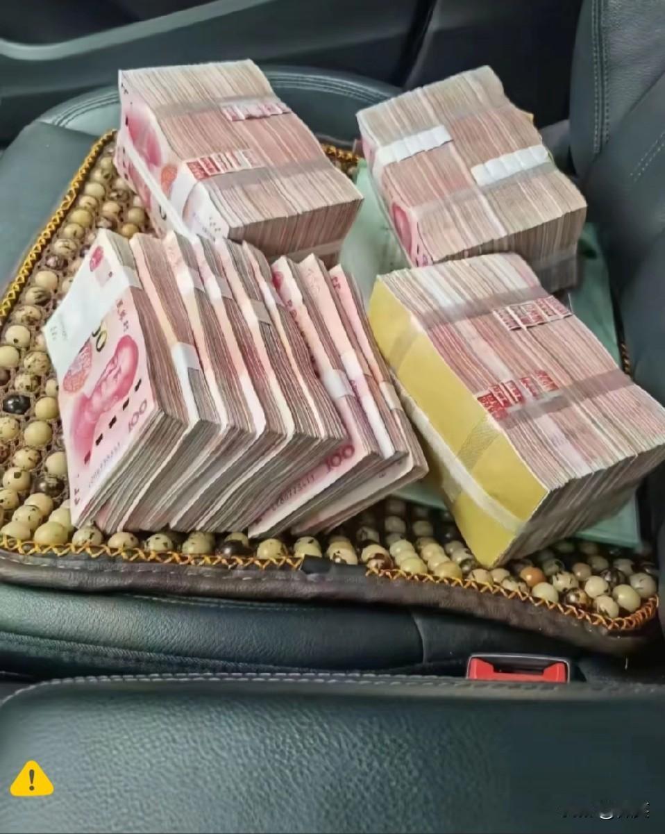 刚刚挂了我爸的电话，跟我哭诉了一个小时，说自己10月4号把500克黄金全卖了，