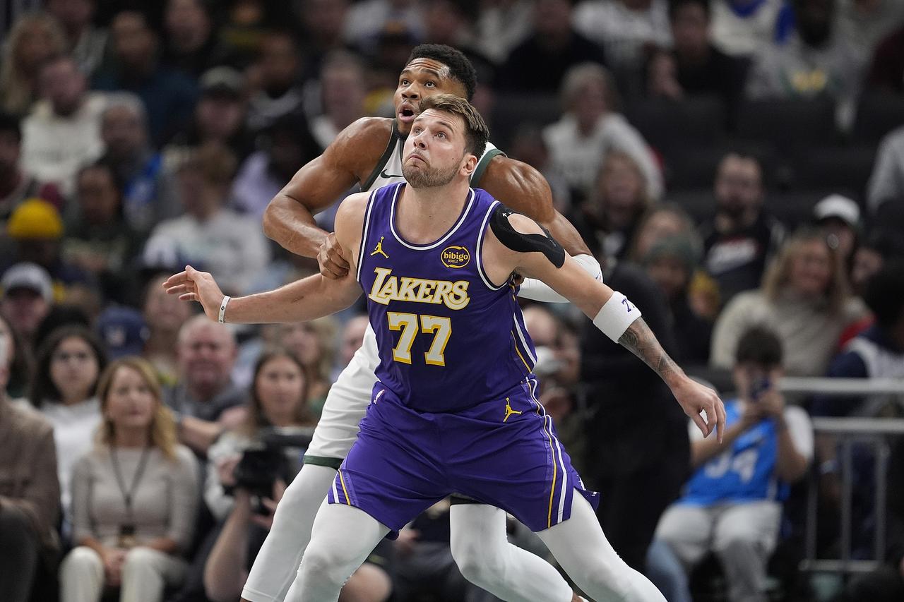 全明星球迷投票首轮：东契奇票王西部1-12：东契奇、约基奇、库里、亚历山大、