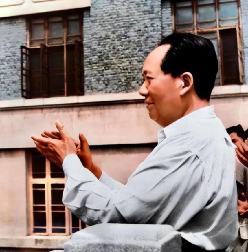 1949年9月30日，毛泽东以575票当选主席，距离“满票”缺了一票，周恩来找到