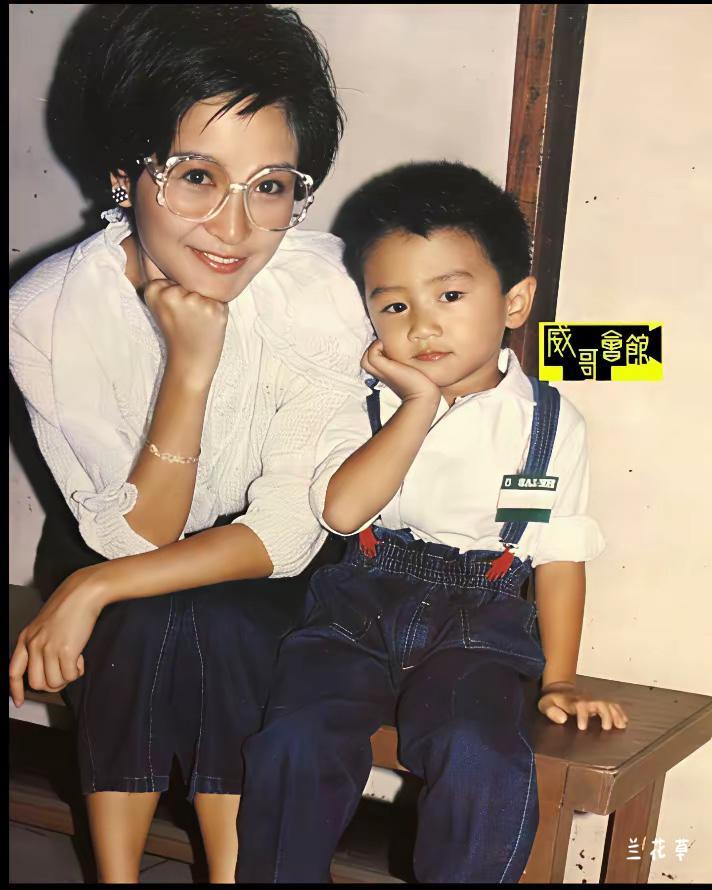谢霆锋小时候萌萌的。这是他和妈妈狄波拉在一起的合影。