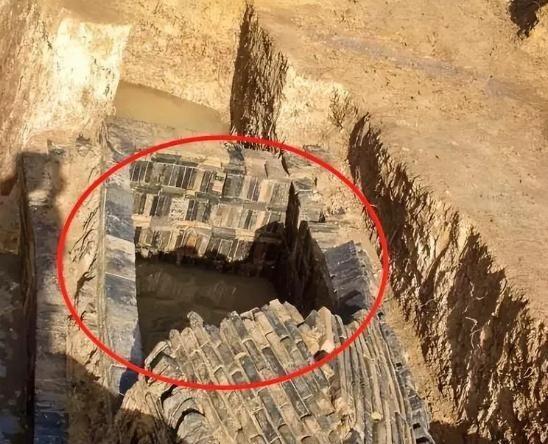 1955年，苏州市园林局为了清理虎丘剑池，把池子里的水全抽干了！不料，就在清理完