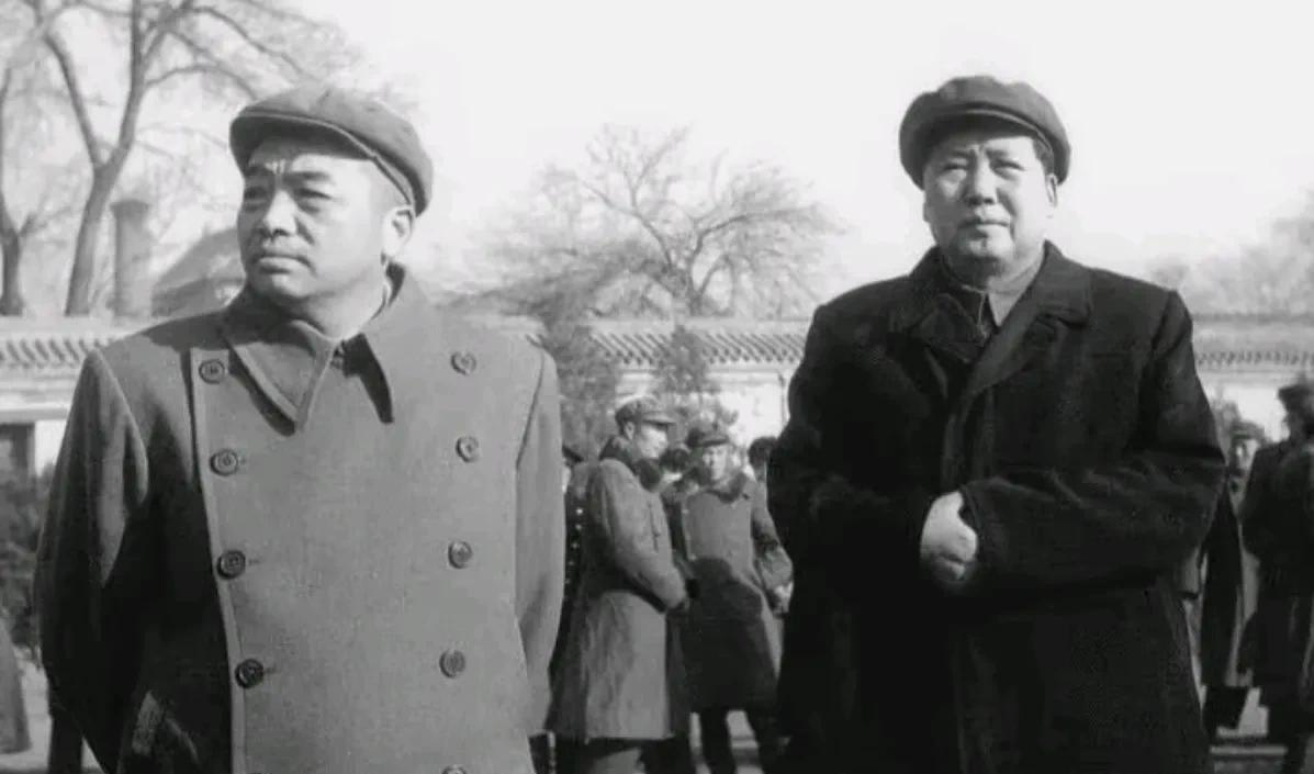 毛主席和彭老总这张照片，大概拍摄于1953-1954年左右，应该拍摄于某次会议之