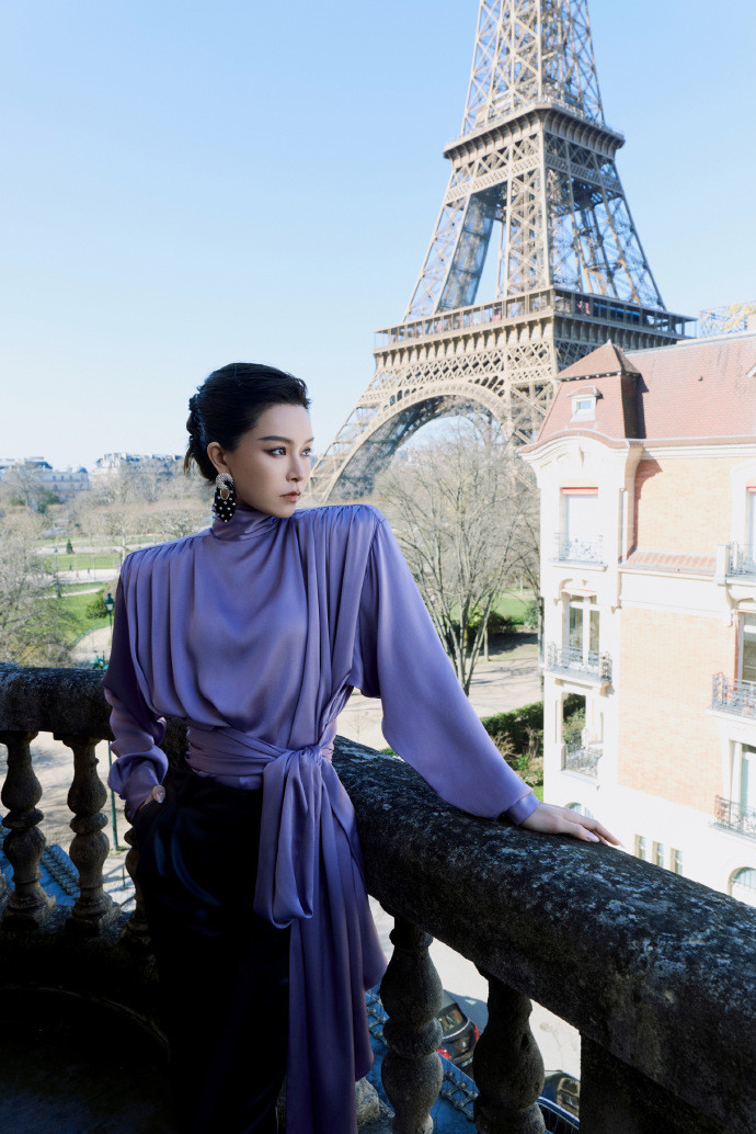 G社拍的文咏珊G社镜头下的文咏珊真的太绝了，完美扛住生图直出，骨相精致立体，下颌