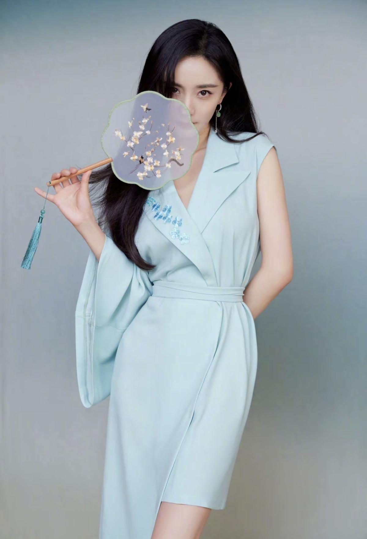 从少女到女王，杨幂用作品证明，美从来不止一种模样她在时光里沉淀，在舞台上