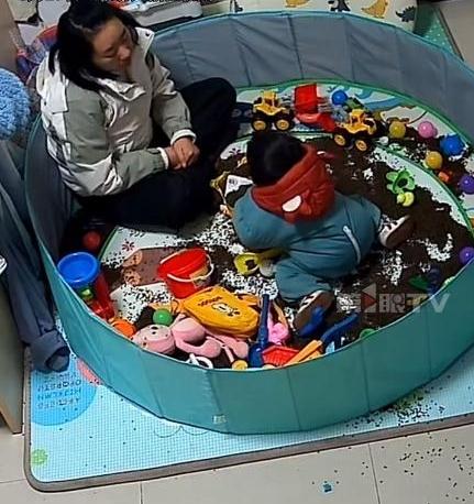 “这娃是来报恩的！”浙江杭州，宝妈陪着15个月大的宝宝在海洋球围栏里面玩时，突然