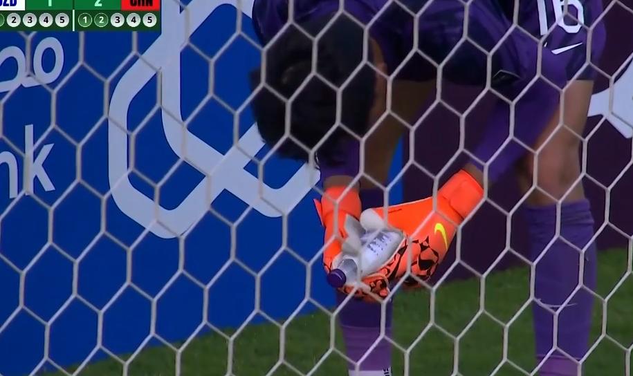 中国U23男足门将用“秘密武器”扑出1个点球，赛后画面对比鲜明。1月17日，在