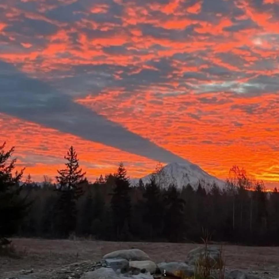 难得的一刻，雷尼尔山挡住了阳光
