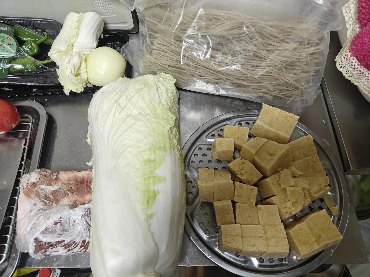 我是黑龙江人,从小对白菜炖冻豆腐粉条情有独钟,南方人应该不喜欢这样的吃法。我