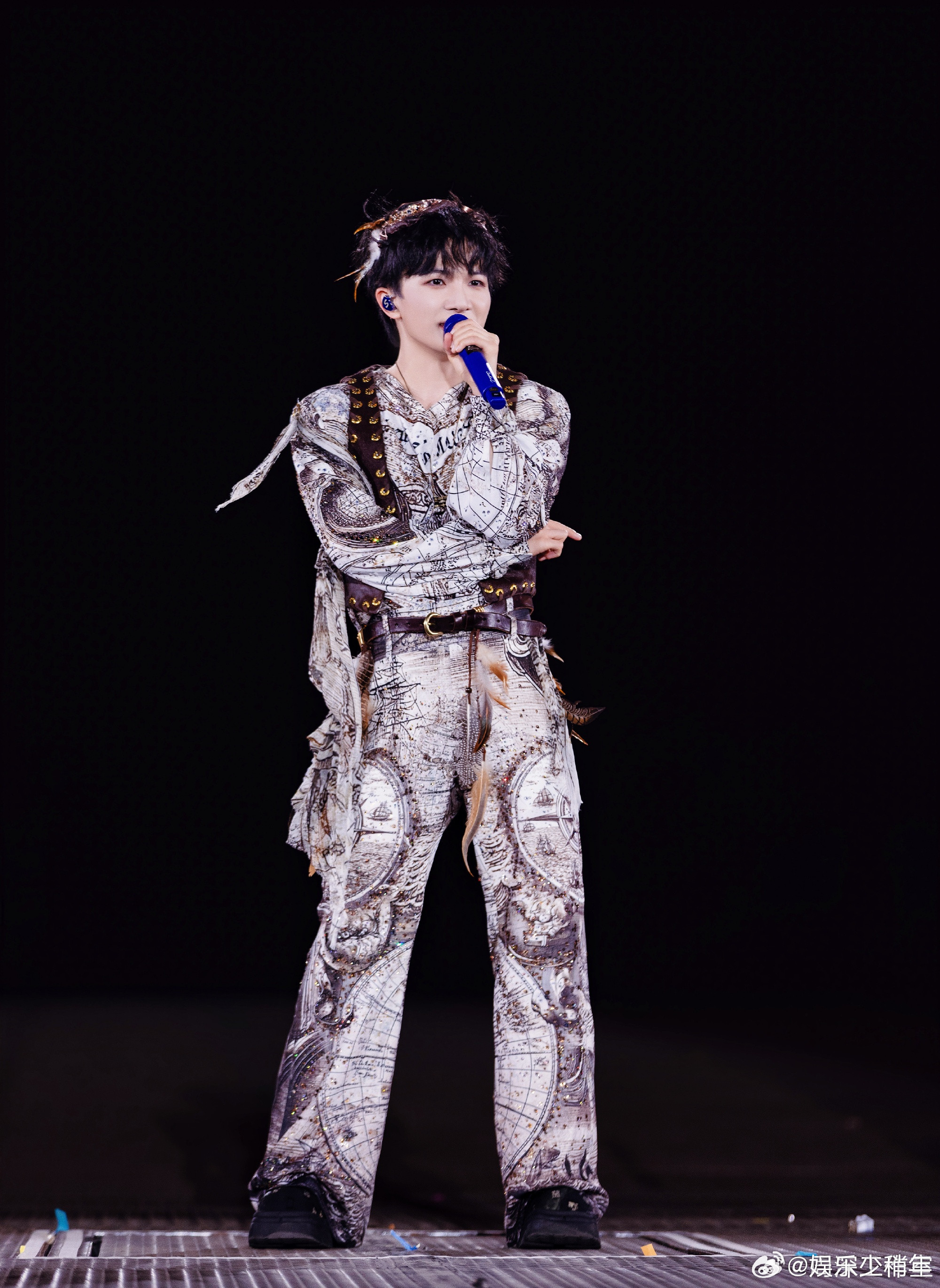 周深失业伴舞再就业周深演唱会追完多场演唱会花絮，这位伴舞的经历真的像连续剧，顺