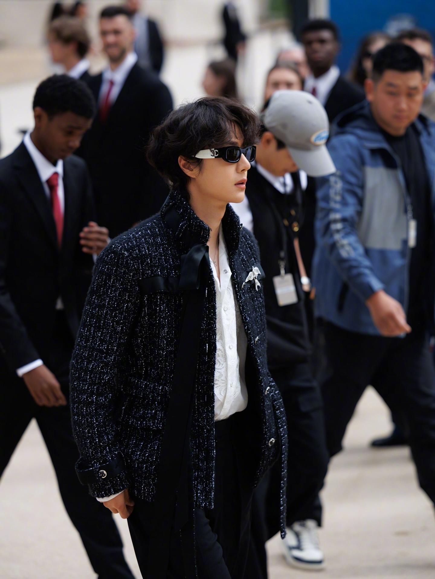 巴黎高定时装周，CHANEL2025秋冬高定系列发布——秀场外外媒街拍：王一