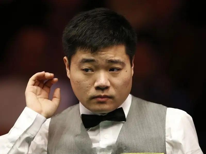 丁俊晖与五大顶级球星交手记录统计如下：1.对阵奥沙利文总计交手35次，丁俊晖7胜