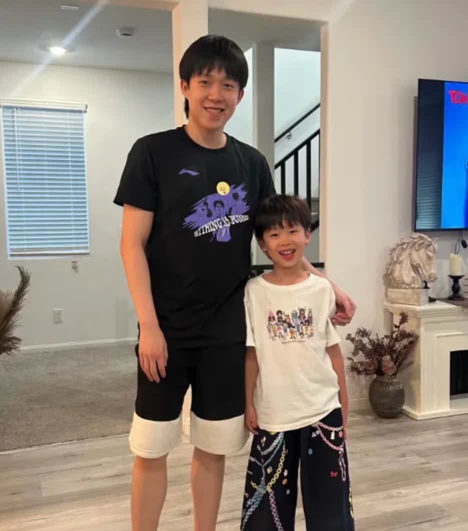 王楚钦和梁靖崑的儿子在一起——笑容一样灿烂梁靖崑7岁的大儿子皮皮放出自己和楚