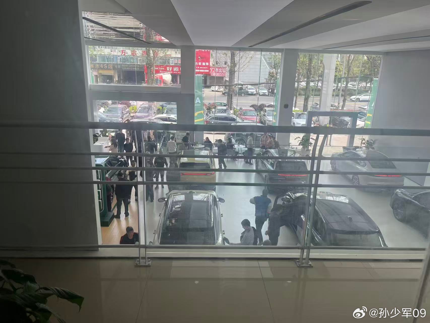 零跑周末看车的A10势头可以的