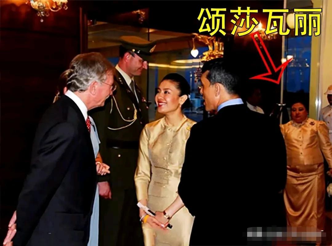 颂妃是唯一一个和泰王离婚后还住在宫里的女人，典型的离婚不离家。当年西拉米还没被废