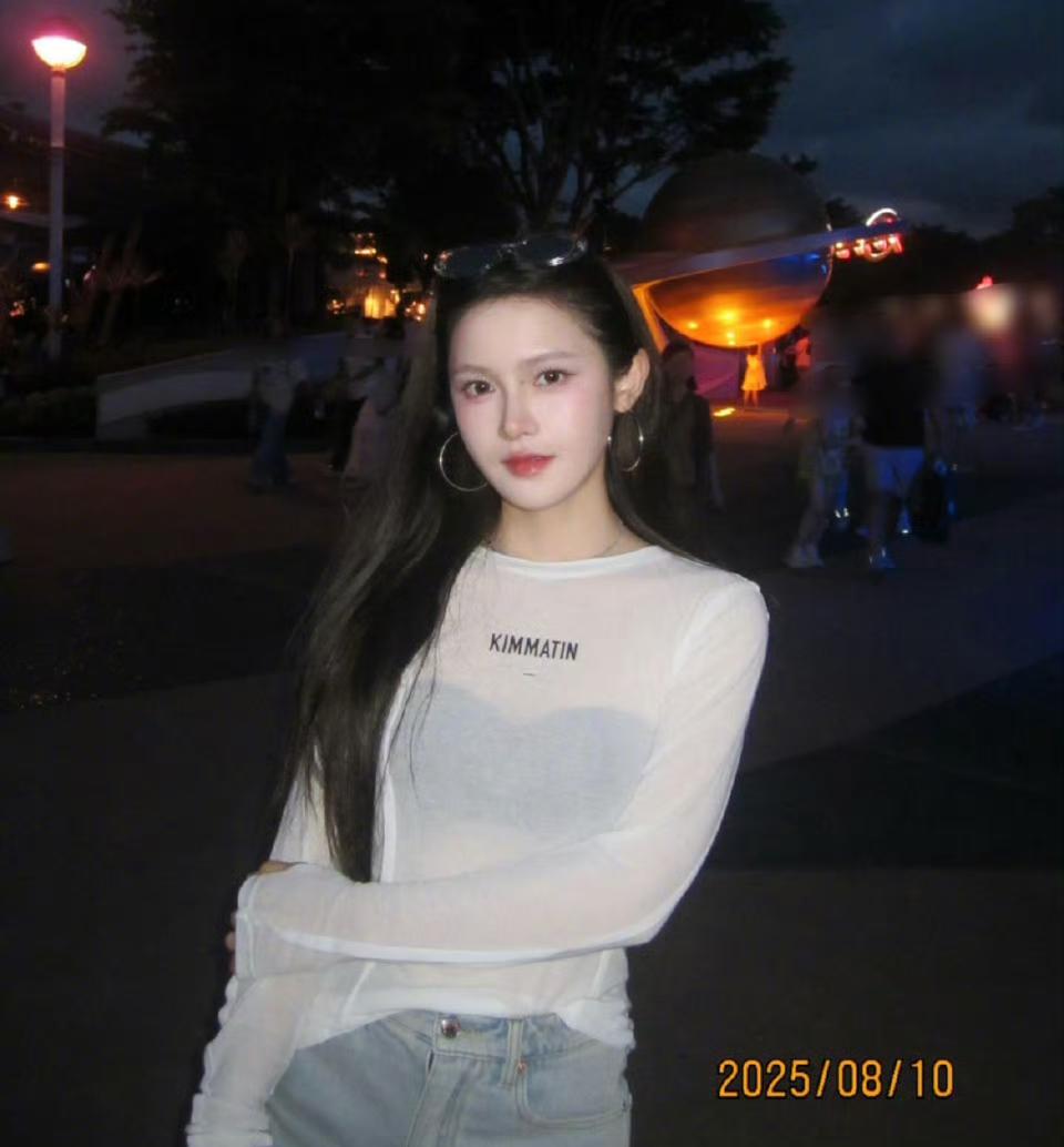 小杨哥：（刷着手机突然笑出声）老婆，你这次复出玩得挺大啊，澳门复古写真拍得跟回到