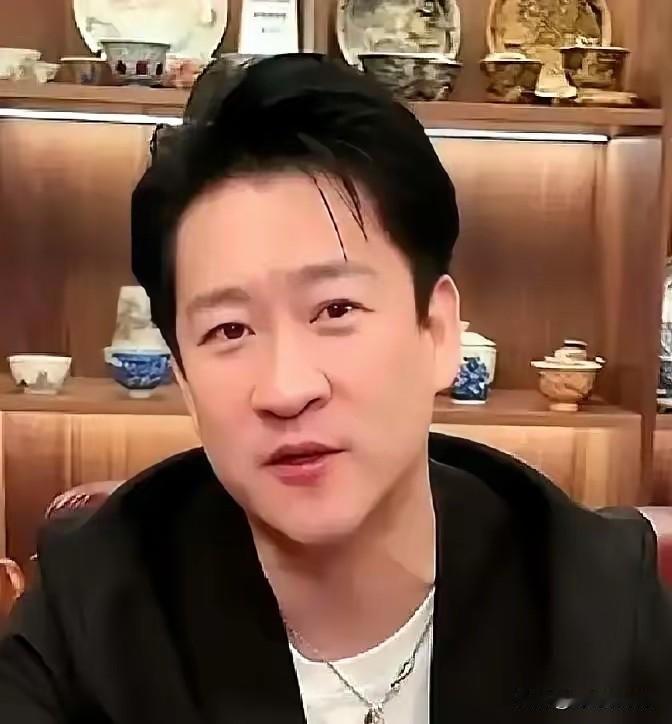 曹云金每月固定砸200万出去，养着上百号人，满座的剧场顶多挣30万。这不叫创业，