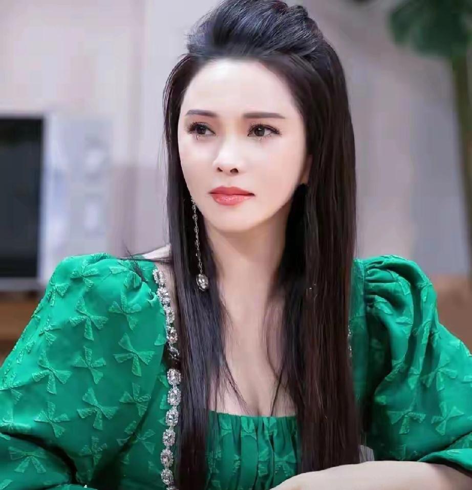 伊能静秦昊这对差十岁的姐弟恋，从全网唱衰到被赞模范，一路波折不断！婚变传闻更是甚