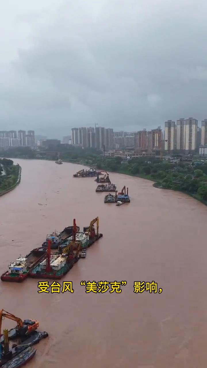 平陆运河。从空中俯瞰，平陆运河正在经历一场前所未有的考验。受台风"美莎克"影响