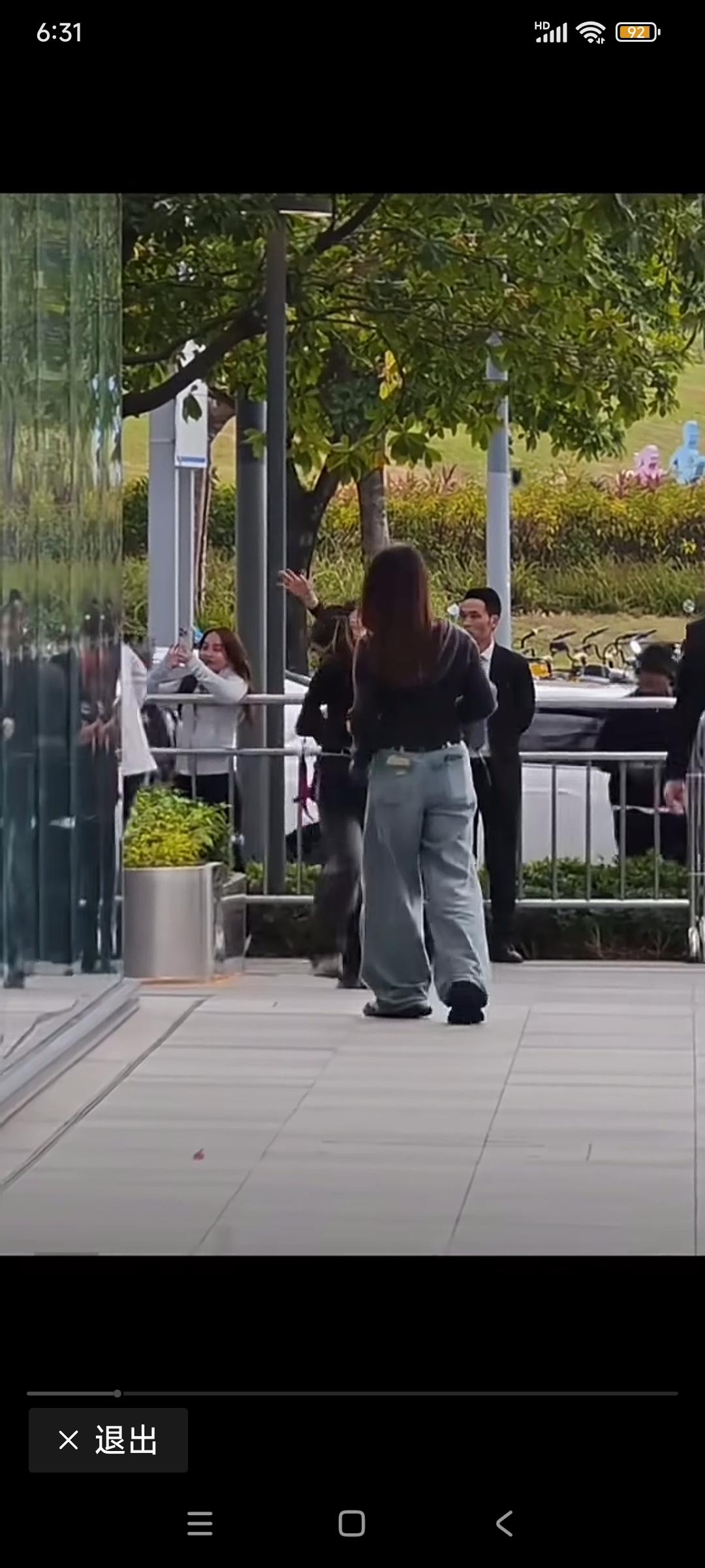 一看出场，本想骂人，谁他娘的又来耍大牌，这么大排面，讨厌这些咋咋呼呼的。定睛一看