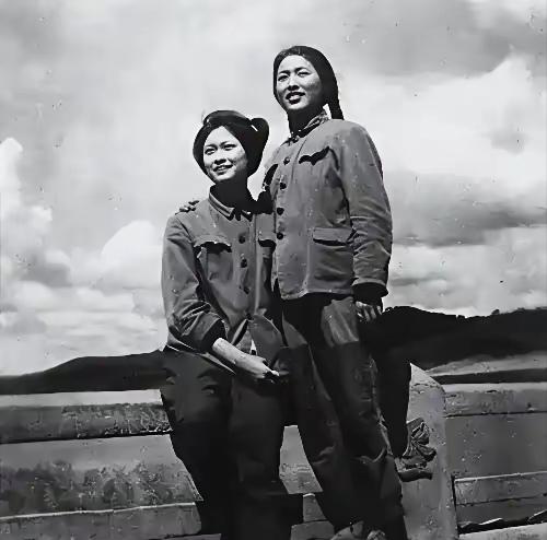 1970年，未成年的知青马明辉，在河边散步，不小心看见个陌生年轻姑娘在河边洗澡，