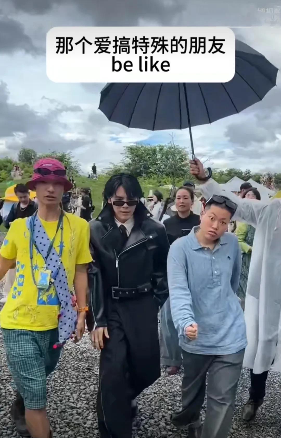 物以类聚、人以群分，向佐总算找到同道中人了！向佐在云南又搞抽象了。一身黑色皮衣