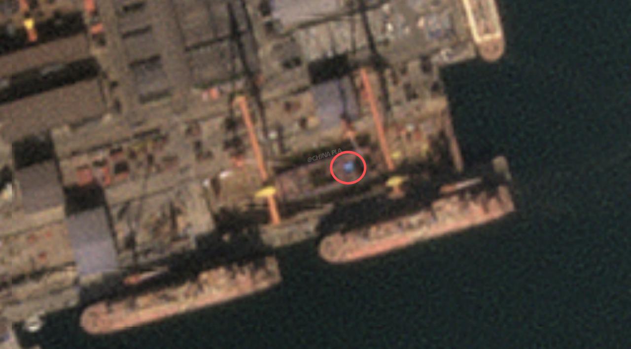 新航母有了新进展。注意看图中，红色圈圈里的蓝色模块。网友都在猜测，这个蓝