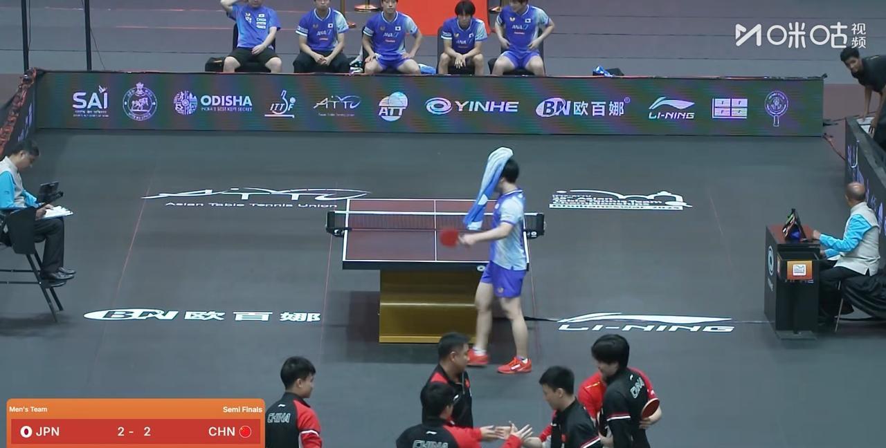 恭喜中国男乒实现惊天逆转！在刚刚结束的一场乒乓球亚锦赛男团半决赛中，中国队迎战老