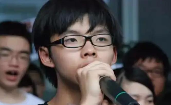 美国国务院发言人竟然公然为“乱港”分子黄之锋撑腰，甚至恶意抹黑香港警方正常执法行