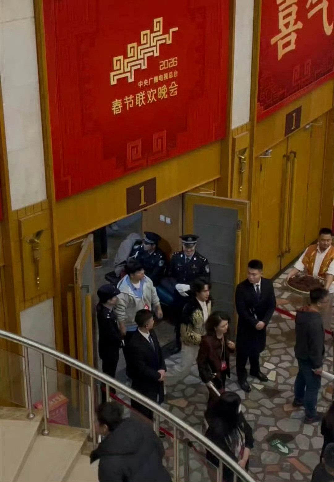 我见到博帝我就这样。王一博春晚王一博边走边唱