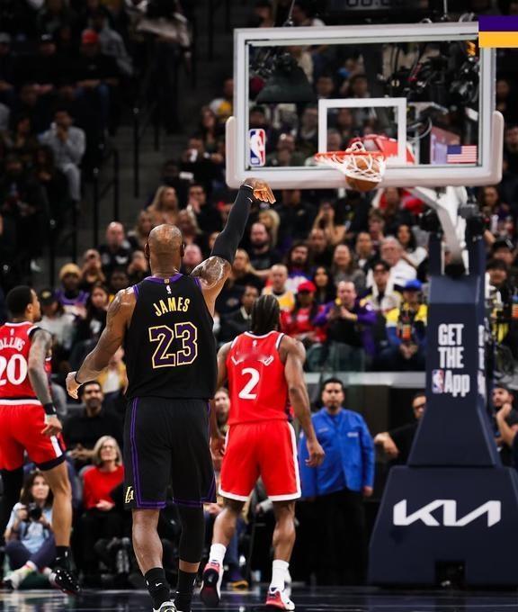 美媒提议勇士湖人3换1方案，巴特勒和詹姆斯互换东家美媒提议勇士湖人3换1方案，