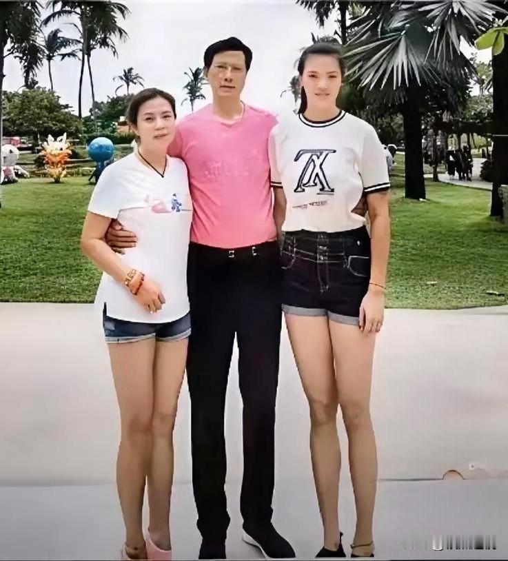 好温馨的合影，张常宁身高1米93，与父亲张友生比肩，母亲有点像关之琳。可能很多人