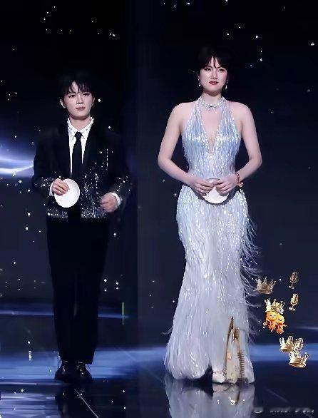 这是谁的安排呢？居然把1.7米的姚安娜，和1.61米的周深，安排到了一起！这可把