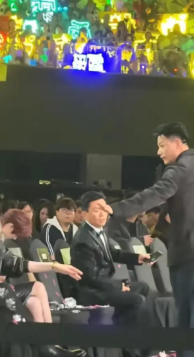 他当众把手机扔了过去。在娱乐圈最该设防的地方，他彻底卸下了防备。后台喧闹，