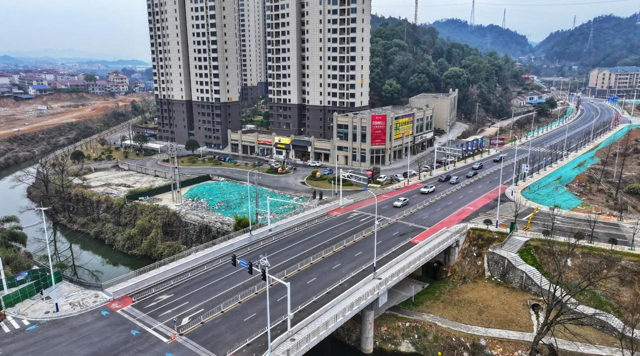 浏阳多条城市道路建成通车城区交通路网再提质2月11日，浏阳市浦梓港片区浏