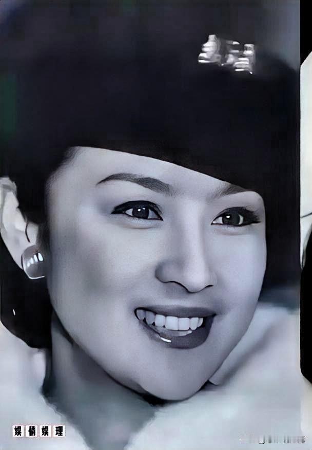 直到谢贤彻底离开，大家才恍然发现：甄珍的美，其实比林青霞更耐看、更大气。作