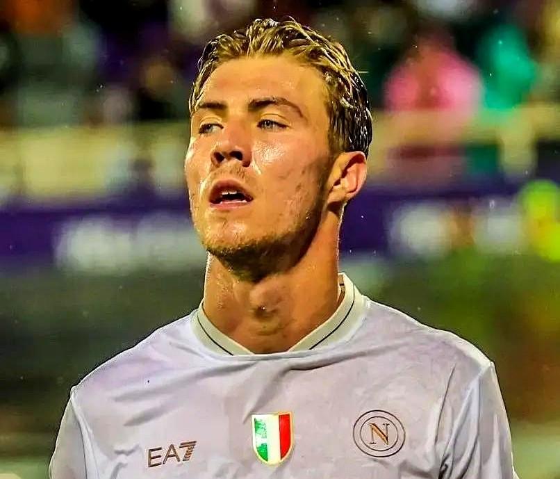 曼联这波操作，直接回血5000万欧。霍伊伦去那不勒斯这事儿定了，租借加后面的