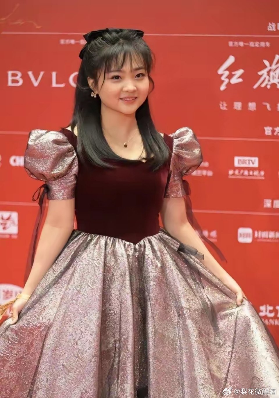 林妙可真的一点没变，都二十好几了，一身公主裙走上红毯，还歪着头撒娇卖萌，完全看不