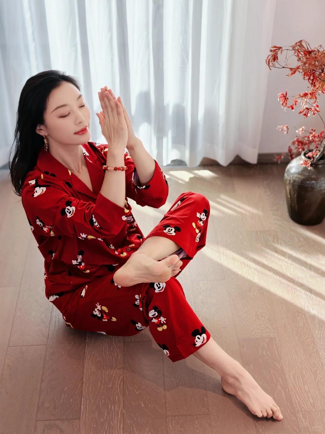 晒图笔记大赛翻出这套压箱底的睡衣时愣了愣——居然是这般红红火火的款式，像裹着一团