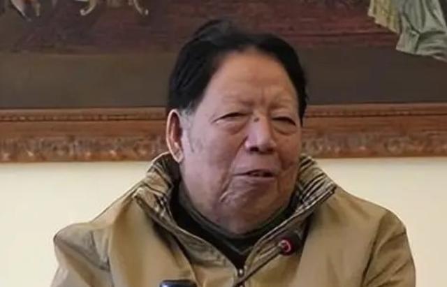 1996年。离休的铁瑛将军正在家里看报纸。就在这时，女婿走了进来。女婿说：爸！你