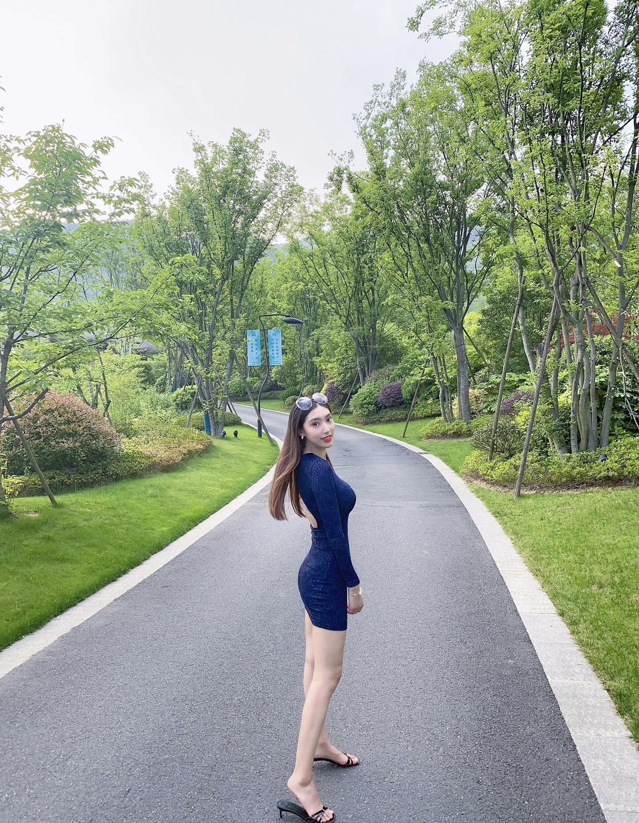 别让别人的眼光，遮住你眼中的星光。上热门御姐户外美女