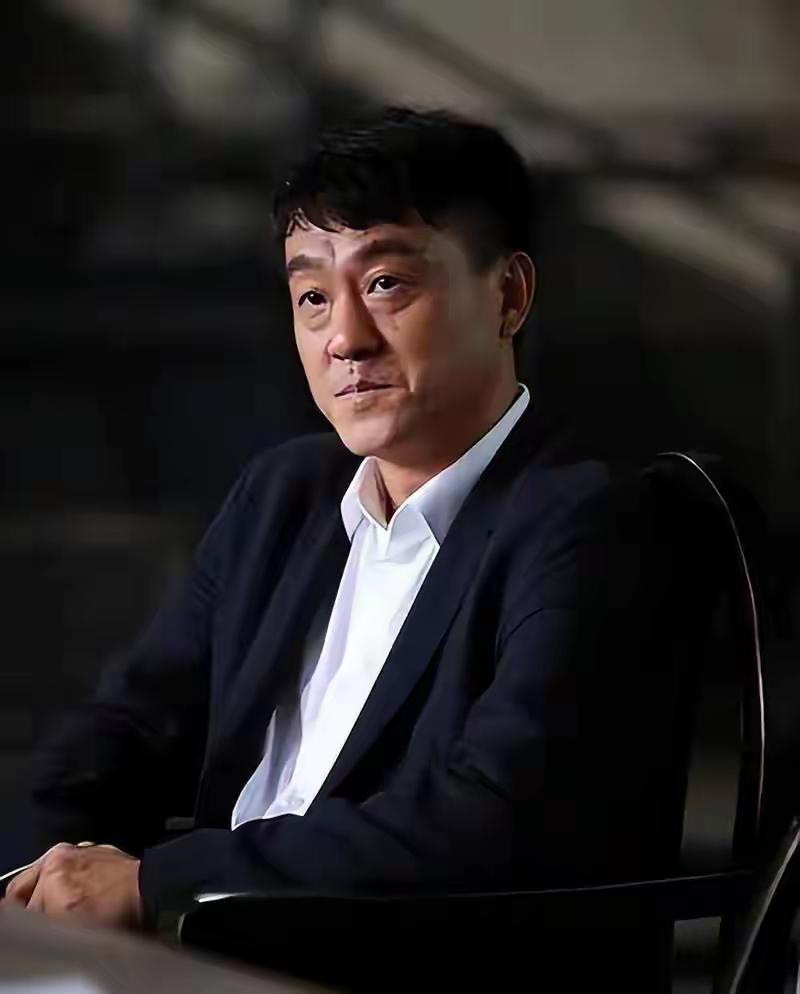 何冰结婚28年零绯闻，真不是他不敢乱来，是他舍不得。他媳妇李海洋，是他初中同桌