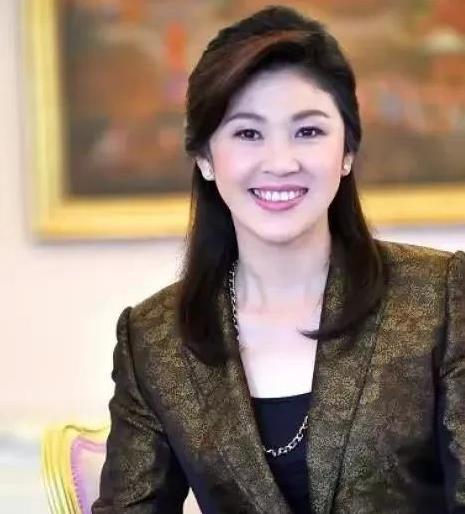 泰国政坛三女杰英拉、佩通坦和品颂信瓦那的对比。从长相和气质上看，英拉最有气质最