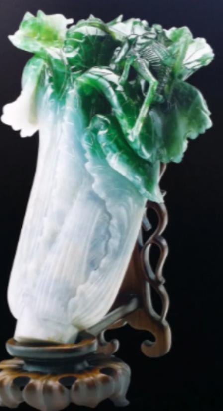 2007年，一名小学生在台北故宫观赏翠玉白菜，突然，他指着白菜上的蝈蝈大喊“这蝈