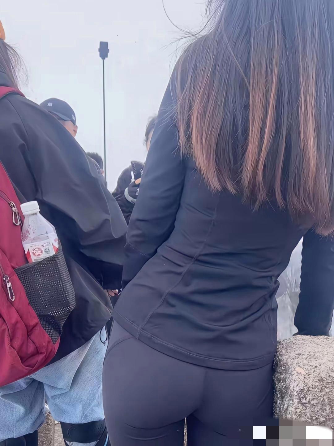 女同胞们注意了！真心劝大家别穿瑜伽裤去爬山。今早我登山时，前面有个美女穿瑜伽裤