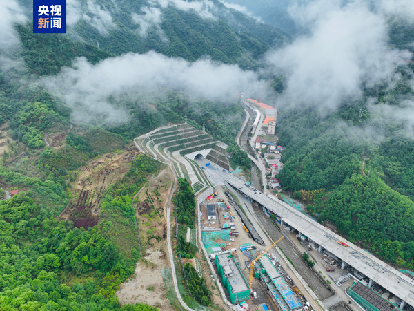【西康高铁全线隧道顺利贯通，预计2026年建成通车】5月13日，据央视，随着西康