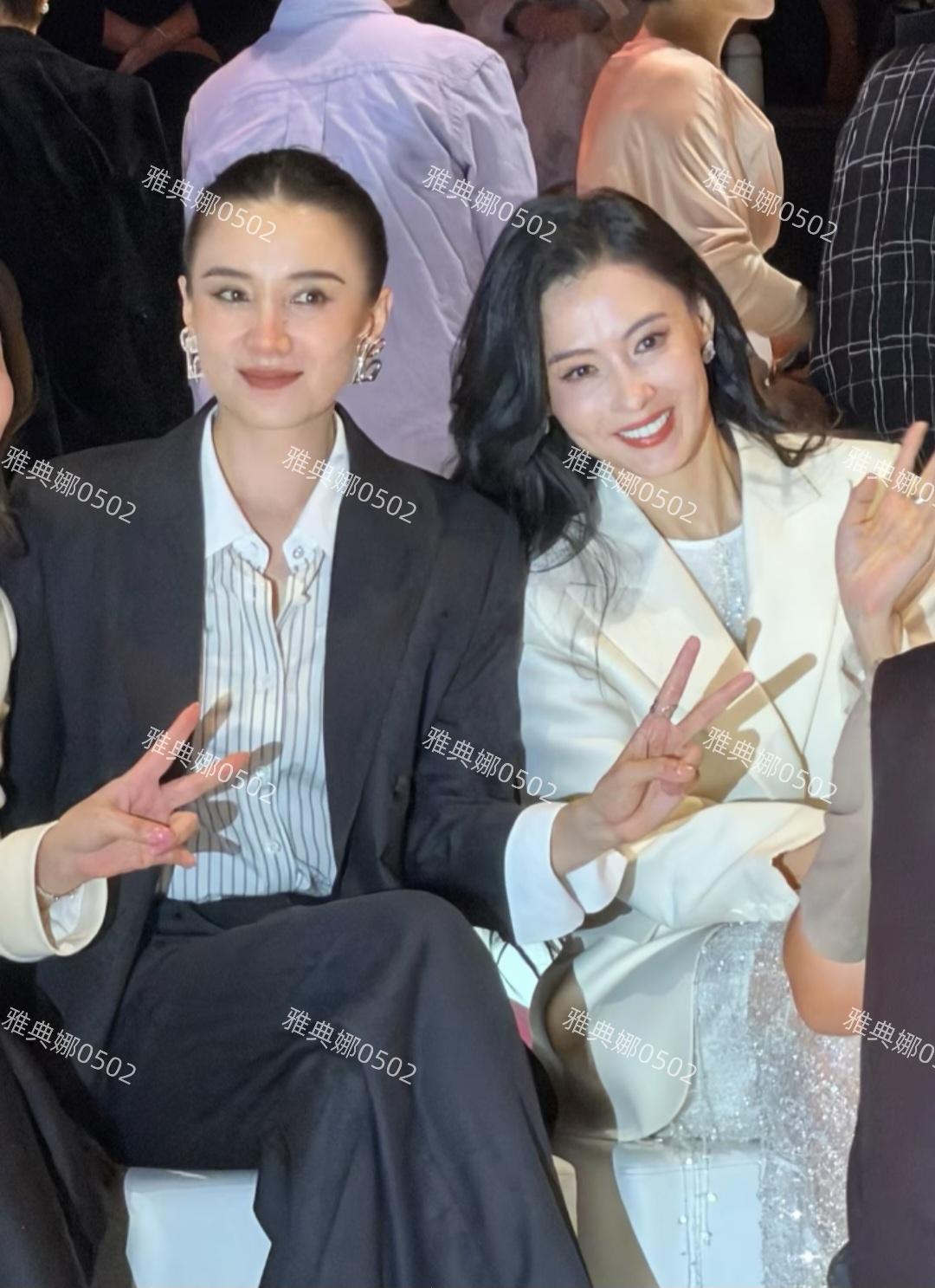 张柏芝宋佳两位同龄美女坐在一起看秀的画面对眼睛太友好了！穿白色西装梳大波浪的张